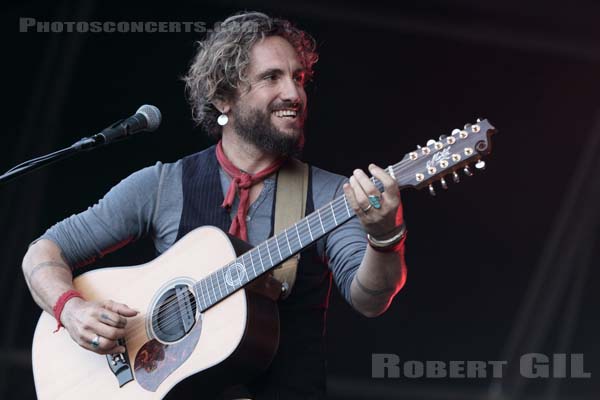 THE JOHN BUTLER TRIO - 2019-07-04 - HEROUVILLE SAINT CLAIR - Chateau de Beauregard - Scene John - 